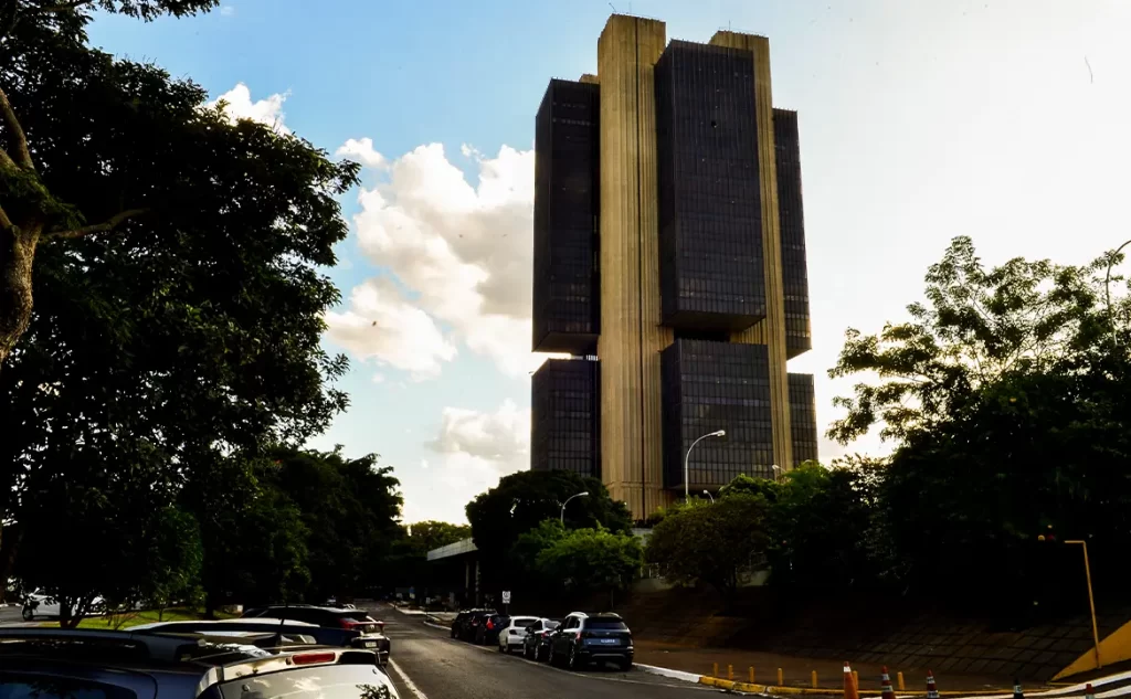 Crédito Ampliado Cai 0,5% em Julho e Desacelera o Crescimento da Economia Brasileira