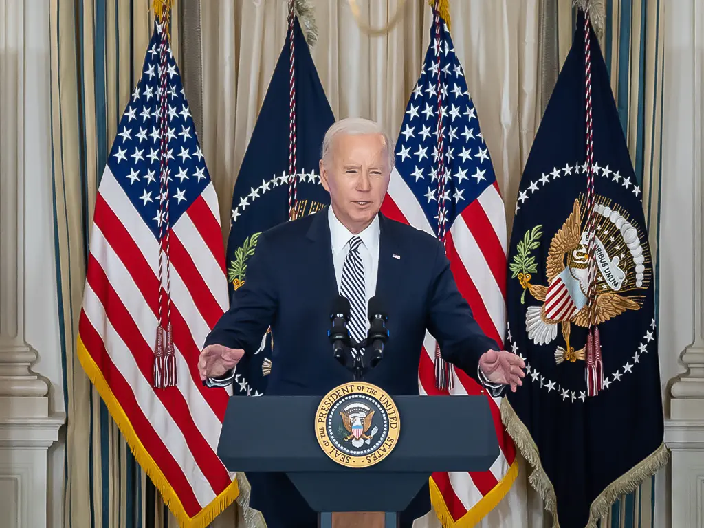 Biden Admite Crise na Fronteira Devido à Crescente Migração Ilegal