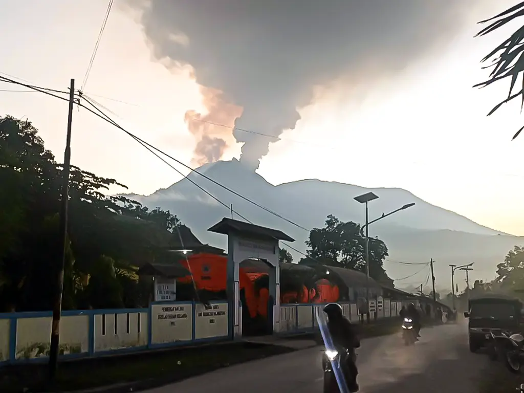 Vulcão Lewotobi Laki-Laki na Indonésia Desencadeia Evacuações com Alerta Máximo