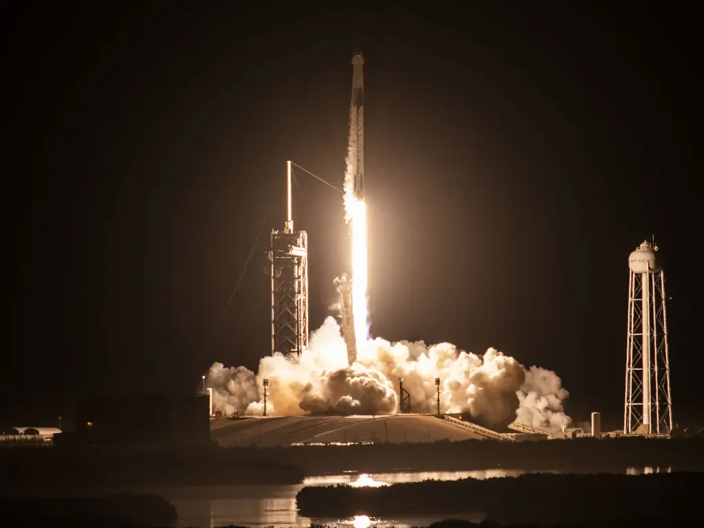 Foguete SpaceX, Em Parceria com NASA, Rumo ao Cosmos com Tripulação Internacional