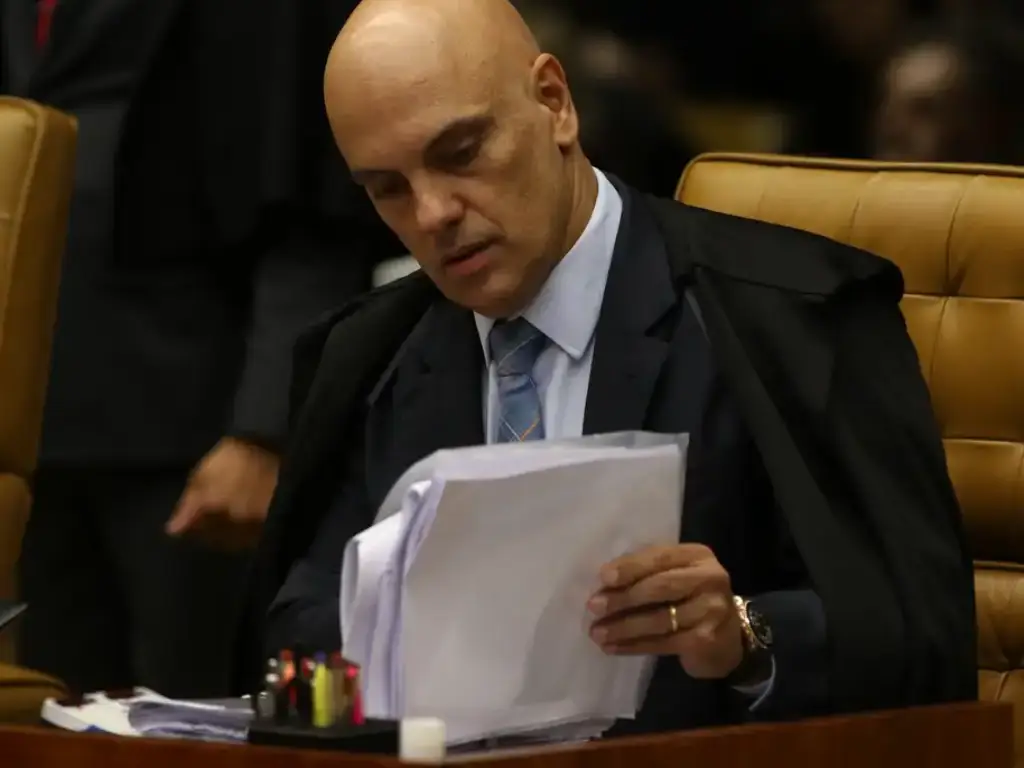 Moraes Dá 15 Dias à PGR para Manifestação sobre Indiciamento de Bolsonaro