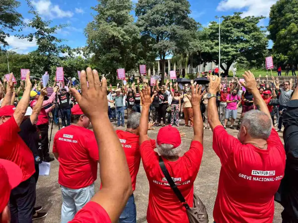 Greve dos Professores da Universidade de Brasília Amplia Mobilização