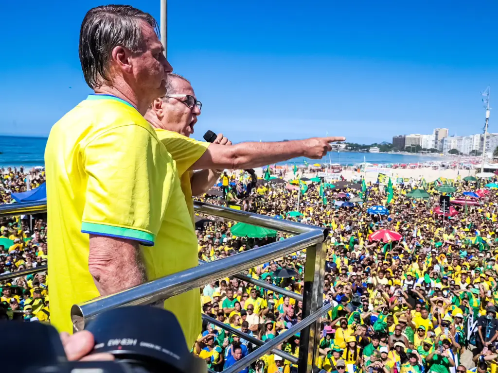 Manifestação Convocada por Bolsonaro Mobiliza Multidão no Rio de Janeiro