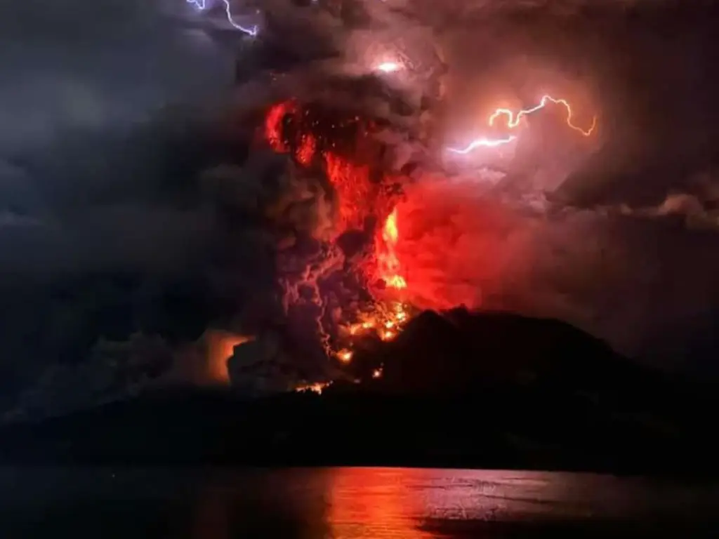 Novas Erupções em Vulcão na Indonésia Provocam Evacuações e Alerta de Tsunami
